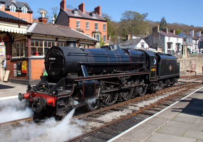 By Tony Hisgett from Birmingham, UK - Black 5 - 44806 Llangollen Station 2, CC BY 2.0, https://commons.wikimedia.org/w/index.php?curid=15324849