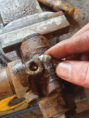 20220212_140642.jpg (471.08 KiB) Viewed 135 times to my surprise the screw for the bleed nipple actually came out (the front unit has this plug, the rear regulator has a bleed nipple here)