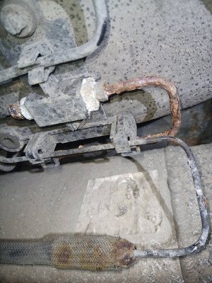 Ally union at hard of corroded pipework.jpg
