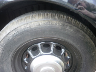 Yes that says<br />&quot;Dunlop Gold Seal Remould&quot;