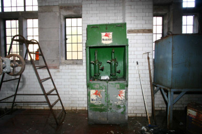 Oil dispenser, spud hospital - Own work