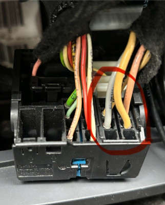 Citroen C5 connector with 4 leads that feed the sub box