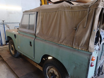 Land Rover dust magnet - own work